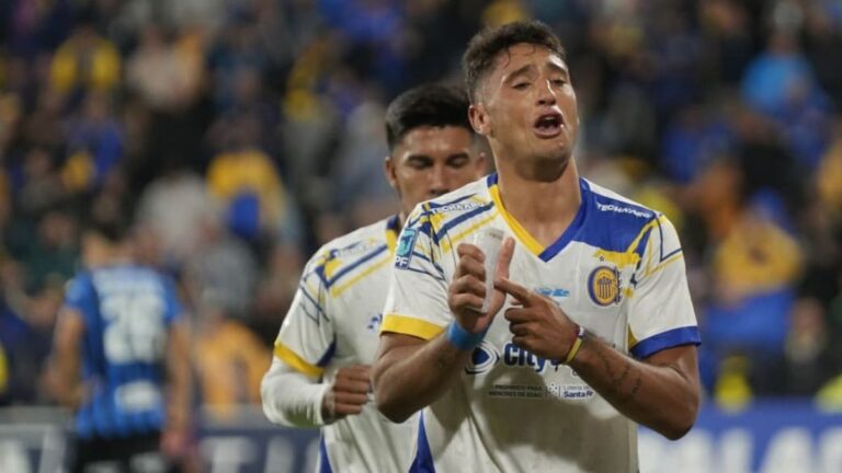Alejo Veliz de Rosario Central celebra su gol de cabeza ante Atlético Tucumán.