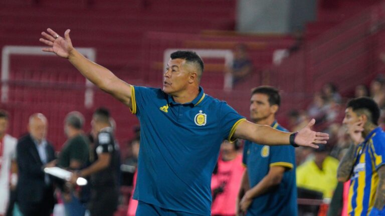 Jorge Almirón, director técnico de Rosario Central, en conferencia de prensa.