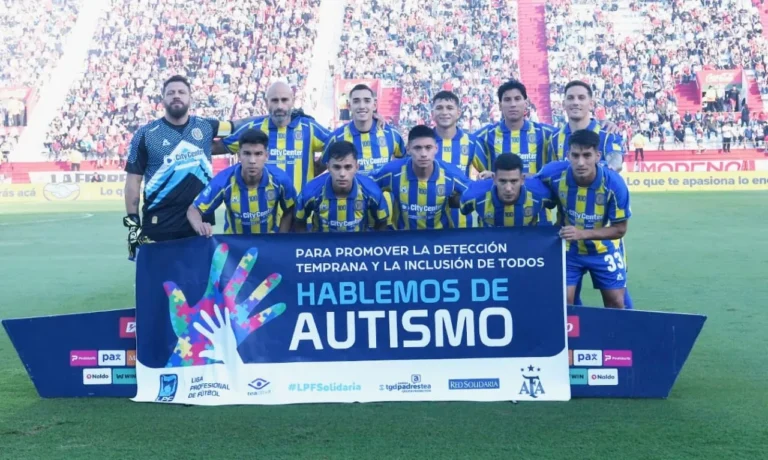 Jugadores de Unión de Santa Fe durante el partido contra Huracán en el estadio Tomás Adolfo Ducó.