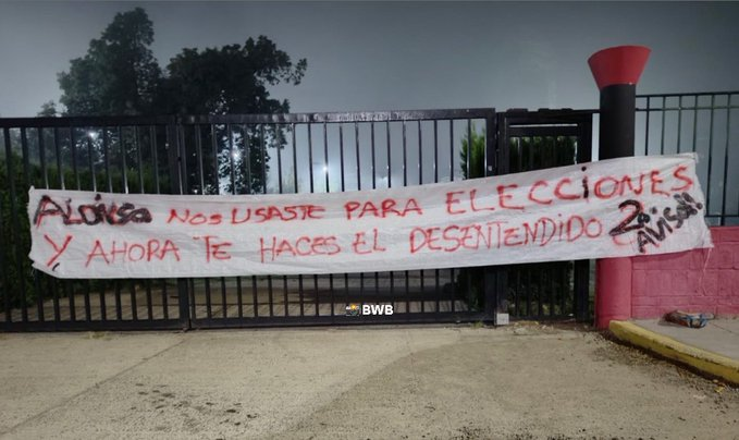 Portón del Club Atlético Colón con pintada dirigida al presidente José Alonso