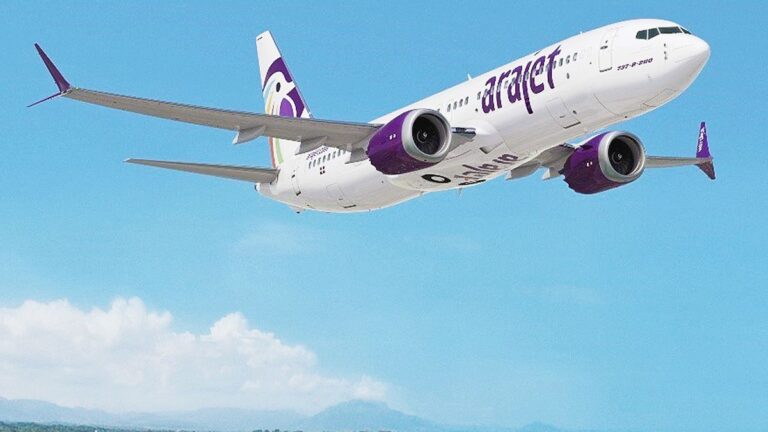 Avión Boeing 737 MAX 8 de la aerolínea Arajet en pista de aeropuerto
