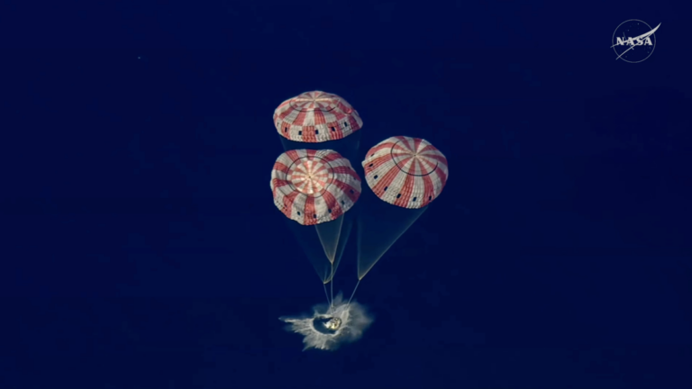 Ilustración de la cápsula Orion de la NASA reingresando a la atmósfera terrestre.