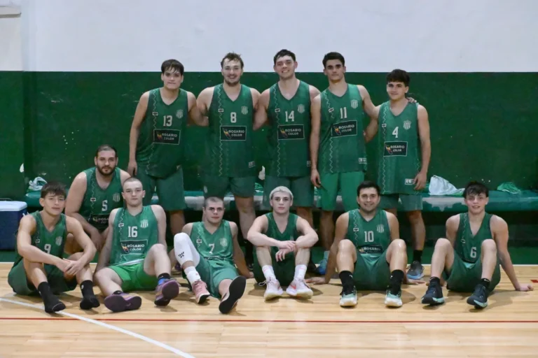 Jugadores de básquet en acción durante un partido de la Primera B de Santa Fe