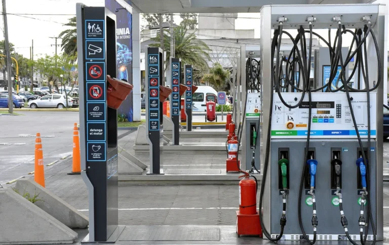 Surtidor de combustible con precios actualizados en una estación de servicio