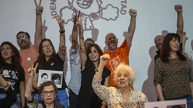 Logo de Abuelas de Plaza de Mayo y símbolo de la búsqueda de identidad