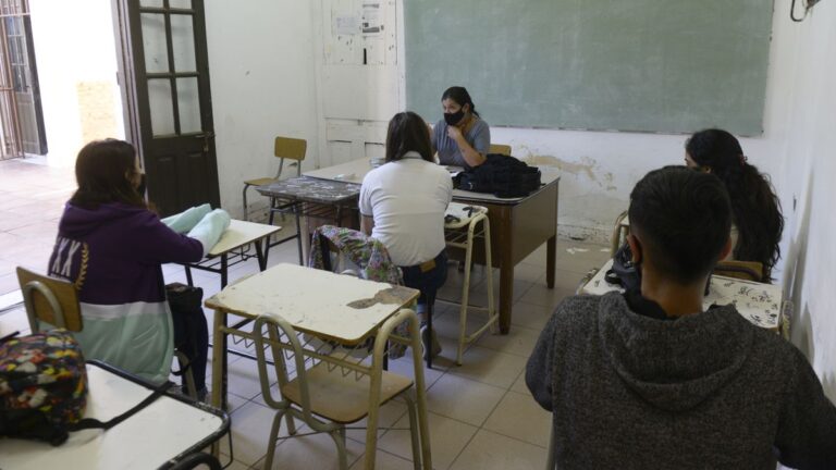 Estudiantes secundarios saliendo de un establecimiento educativo en la provincia de Santa Fe.