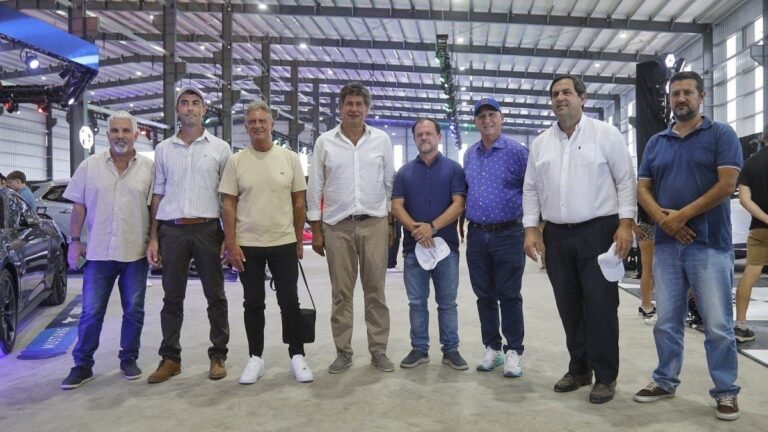 Vista aérea o general del Salón del Automóvil Autovisión 2026 en Funes, con stands y gran afluencia de público.