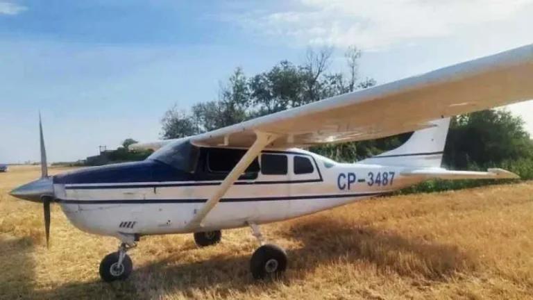 Avión Cessna en un hangar, similar al que será trasladado desde Santa Fe con fines educativos.