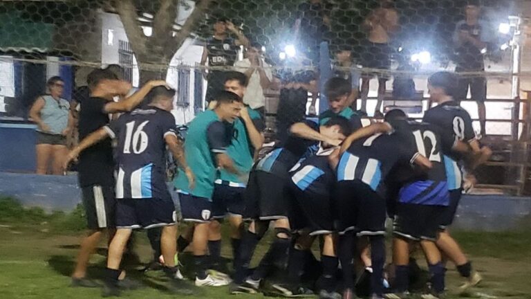 Jugadores de Banco celebran el gol de la victoria ante Adiur en el estadio.