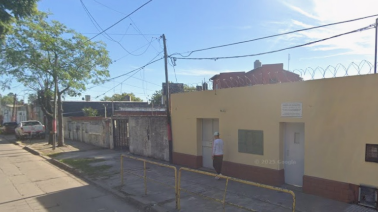 Bandera colgada en la fachada de una escuela en la zona sur de Rosario