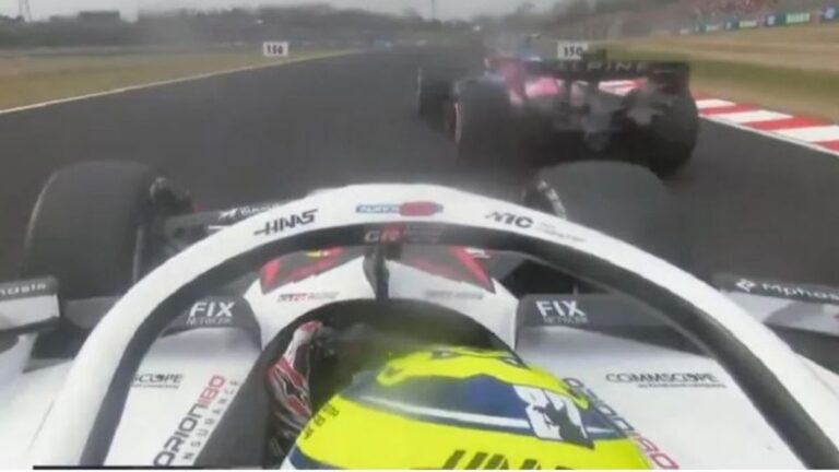 Oliver Bearman, piloto de Haas, en el paddock de Fórmula 1.