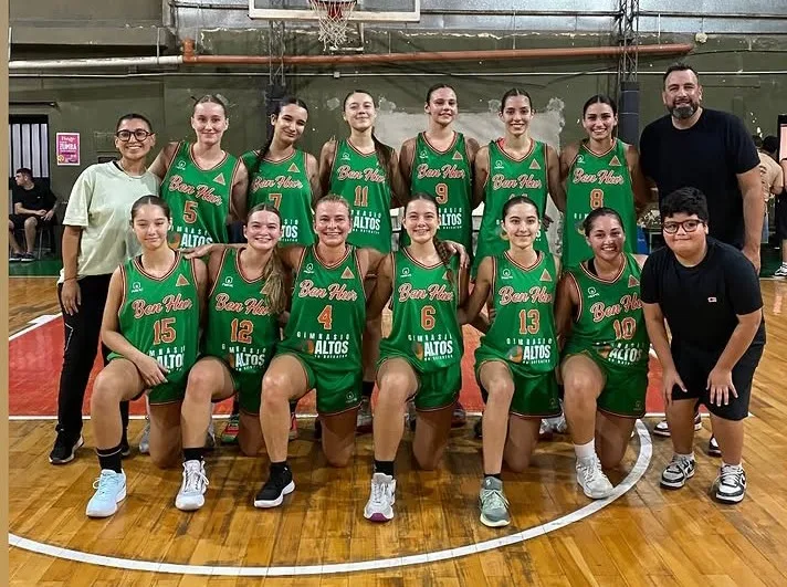 Jugadoras de básquet femenino en acción durante un partido en Santa Fe.