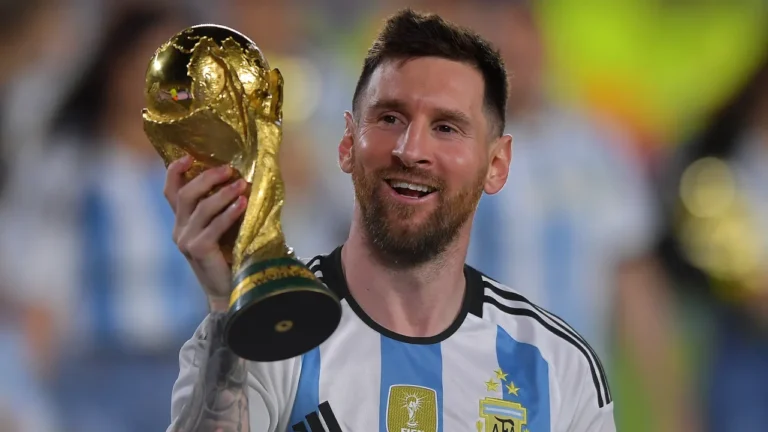 La Selección Argentina celebra un título mundial en una imagen compuesta con sus tres conquistas.