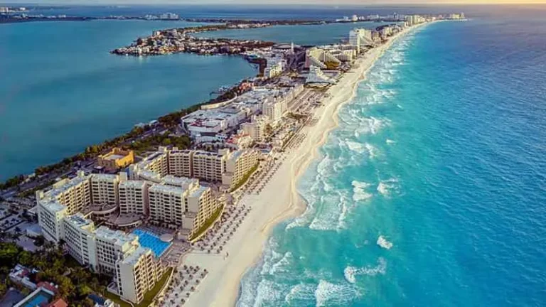 Vista aérea de Cancún con playa y hoteles