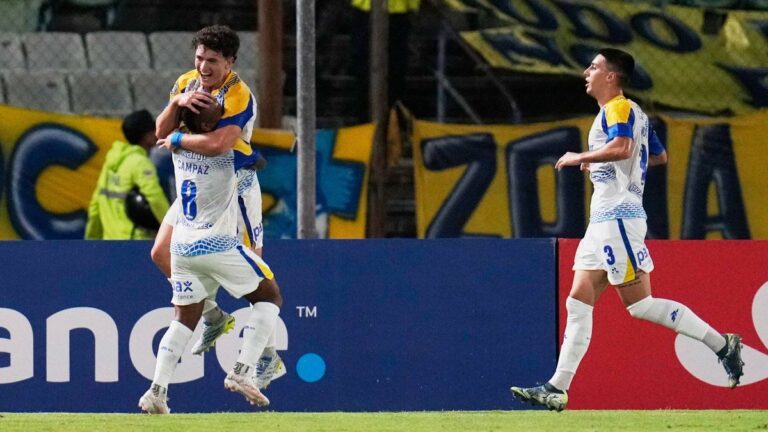 Jugadores de Rosario Central celebrando un gol en el partido contra Universidad Central en Venezuela
