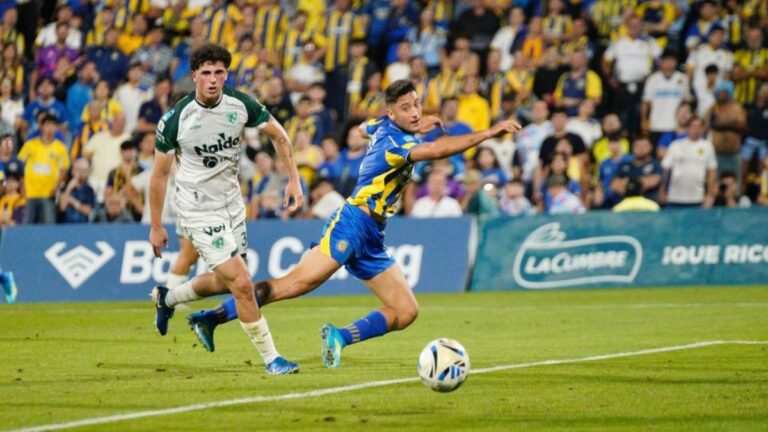 Jugadores de Rosario Central celebran el gol ante Sarmiento en el estadio Gigante de Arroyito.
