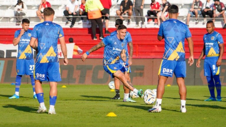 Jugadores de Central Córdoba y Huracán durante un partido de fútbol en el estadio Ducó.