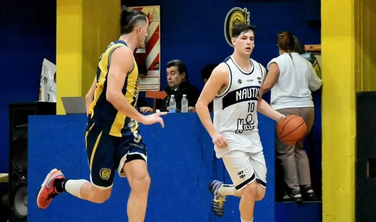 Jugadores de básquet en acción durante un partido de la Liga Federal en el estadio Ricardo Velasco de Rosario.