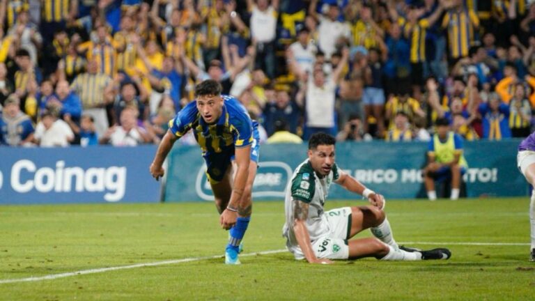 Jugadores de Rosario Central celebran el gol frente a Sarmiento en el Gigante de Arroyito.