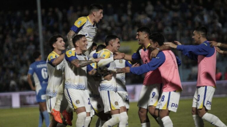 Jugadores de Rosario Central celebrando la clasificación a octavos de final del torneo Apertura