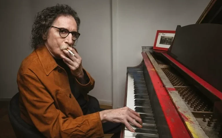 Charly García en silla de ruedas durante un evento musical