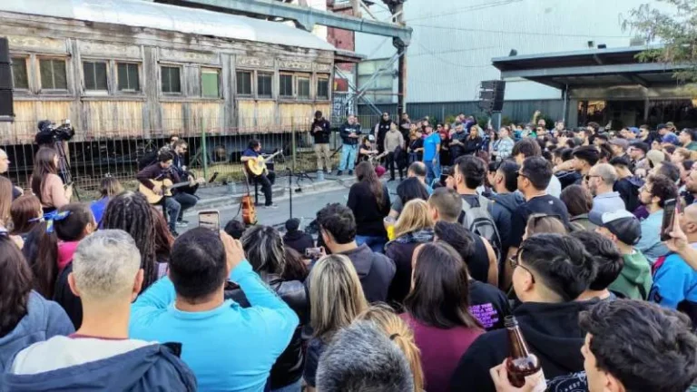Cielo Razzo en el ingreso del Metropolitano durante show abierto