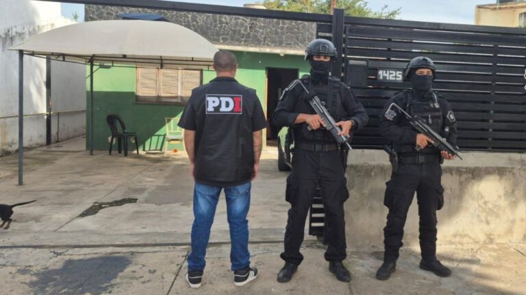 Ilustración de una calle con cinta policial, representando una investigación en Rosario, Santa Fe.