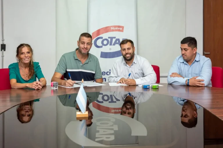 Representación gráfica del acuerdo entre la cooperativa Cotar y el Club Atlético Central Córdoba, con productos lácteos y elementos deportivos.