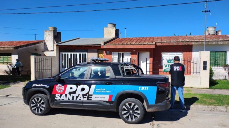 Policía frente a una escuela secundaria en Casilda
