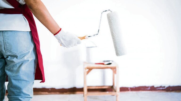 Lata de pintura con un símbolo de advertencia de peligro por plomo