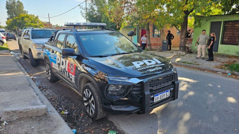 Operativo policial en Rosario en el marco de la investigación por el asesinato de un chofer de Uber.