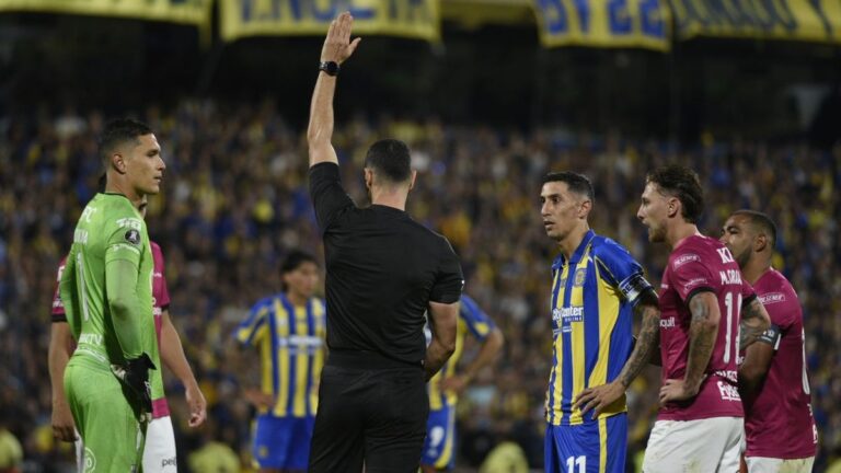 Ángel Di María, capitán de Rosario Central, durante un partido de fútbol.