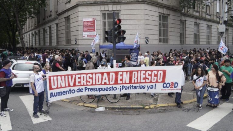 Docentes de la UNR en asamblea frente a la facultad