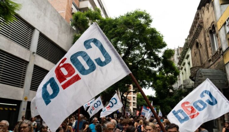 Docentes de la UNR en asamblea reclamando actualización salarial