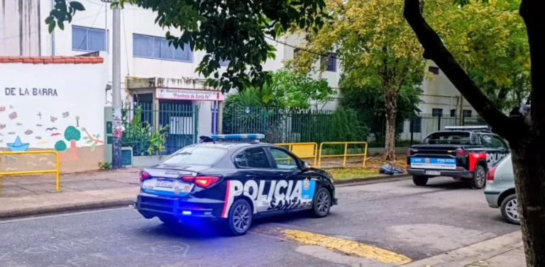 Operativo policial frente a una escuela en la ciudad de Rosario, provincia de Santa Fe.