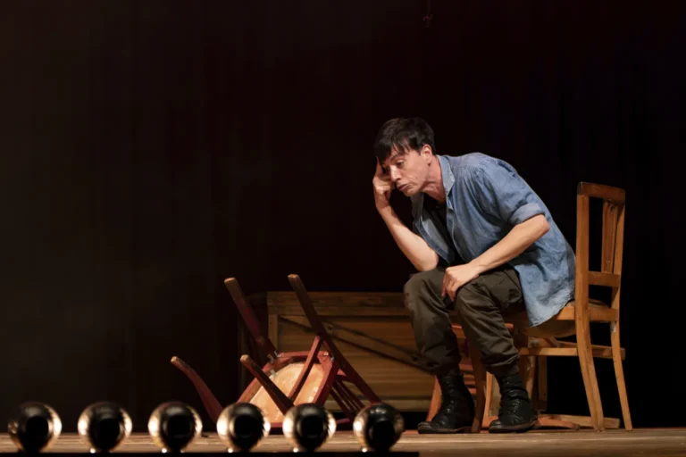 Escenario del Teatro de la Plataforma Lavardén durante la obra El Brote