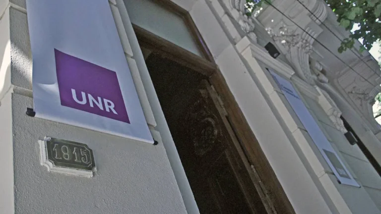 Estudiantes depositando su voto en una urna en la Universidad Nacional de Rosario.