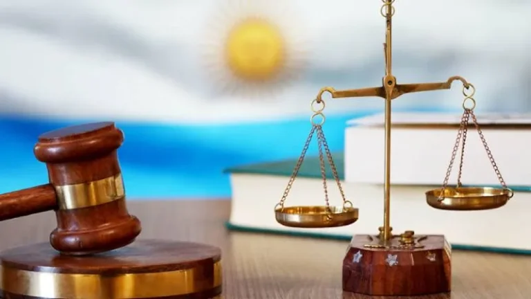 Ilustración representativa de una orden judicial de bloqueo de un sitio web en una pantalla de computadora