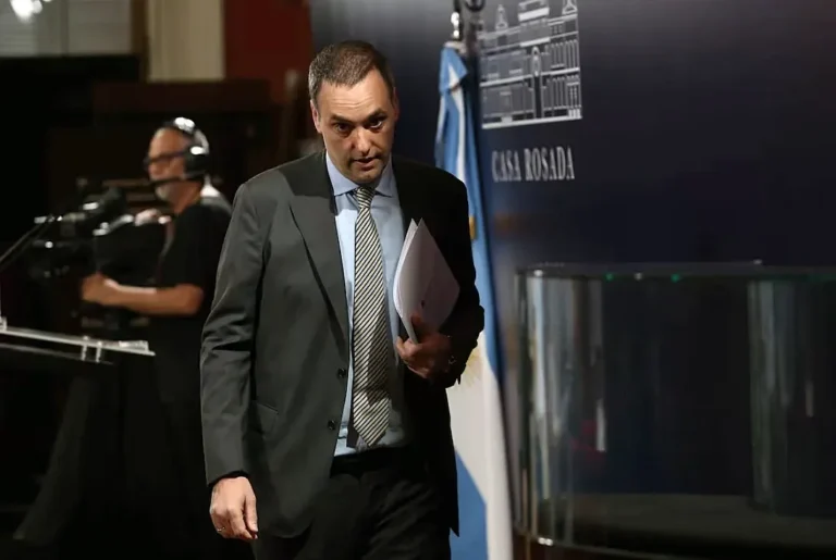 Gráfico de barras mostrando la evolución de la imagen positiva y negativa de un funcionario público.