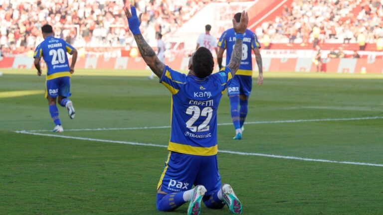 Enzo Copetti, jugador de Rosario Central, celebrando un gol.