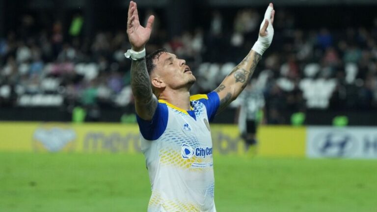 Enzo Copetti, delantero de Rosario Central, celebrando un gol.