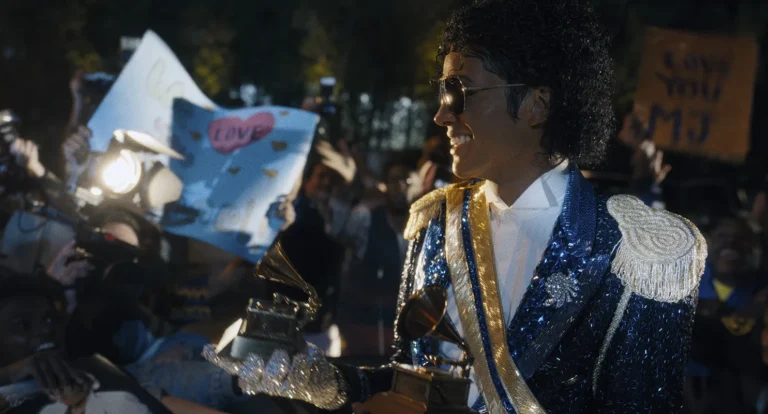 Afiche promocional de la película biográfica de Michael Jackson junto a logos de cines de Santa Fe