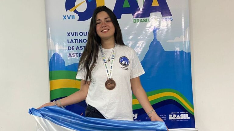 Avril Guzmán, estudiante del Instituto Politécnico de Rosario, posa con su medalla de bronce obtenida en la OLAA.