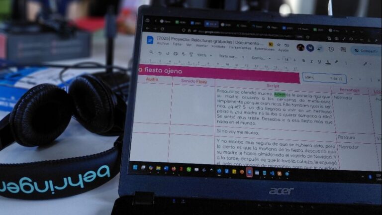 Estudiantes de la Escuela Sara Bartfeld Rietti grabando un podcast en un estudio de sonido