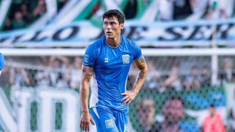 Tobías Ostchega durante un partido con Estudiantes de Río Cuarto