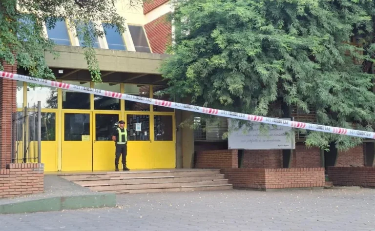 Estudiantes y padres frente a la escuela Mariano Moreno en San Cristóbal
