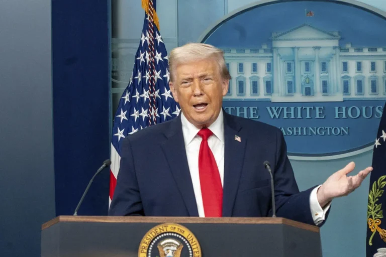 Agentes del Servicio Secreto escoltan a Donald Trump durante la evacuación en la cena de corresponsales en Washington