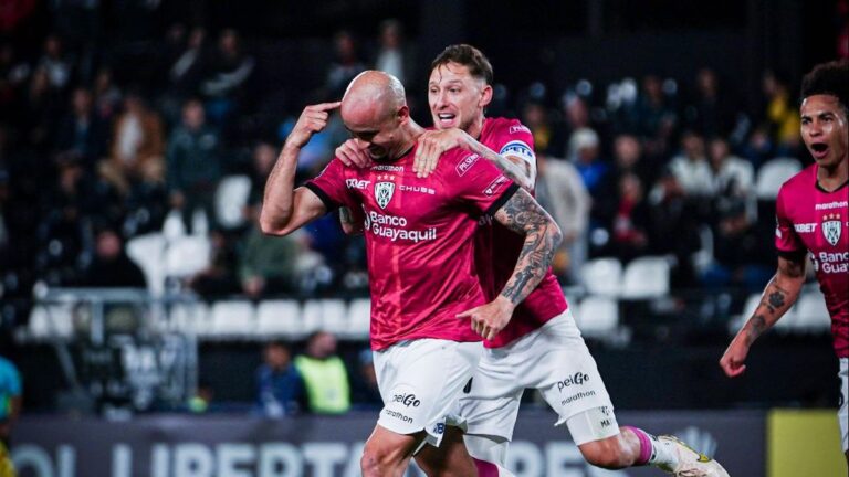 Carlos Cocoliso González celebrando un gol con Independiente del Valle
