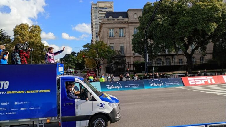 Franco Colapinto saludando desde un micro descapotable en Palermo rodeado de multitud