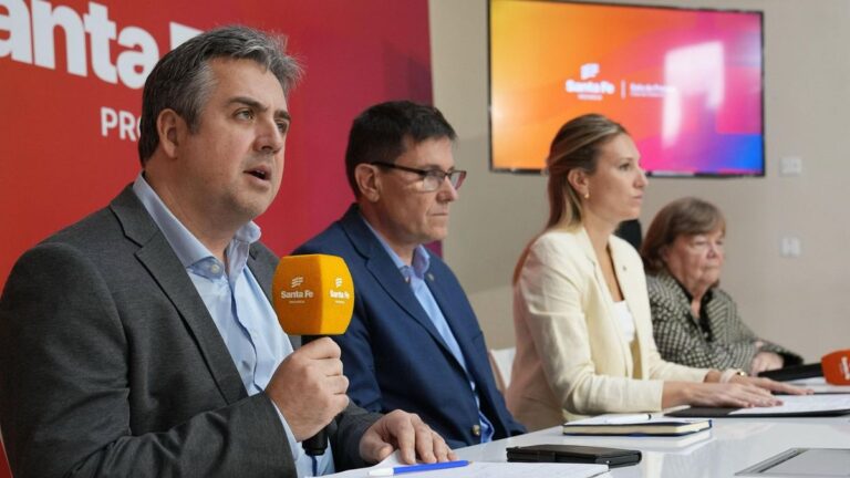Autoridades de Seguridad y Educación de Santa Fe durante conferencia de prensa sobre falsas amenazas escolares.